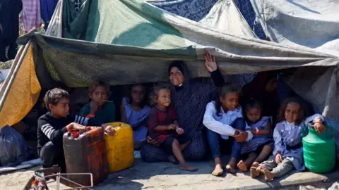 Dire Situation within Gaza City as Israeli Tanks Push Forward